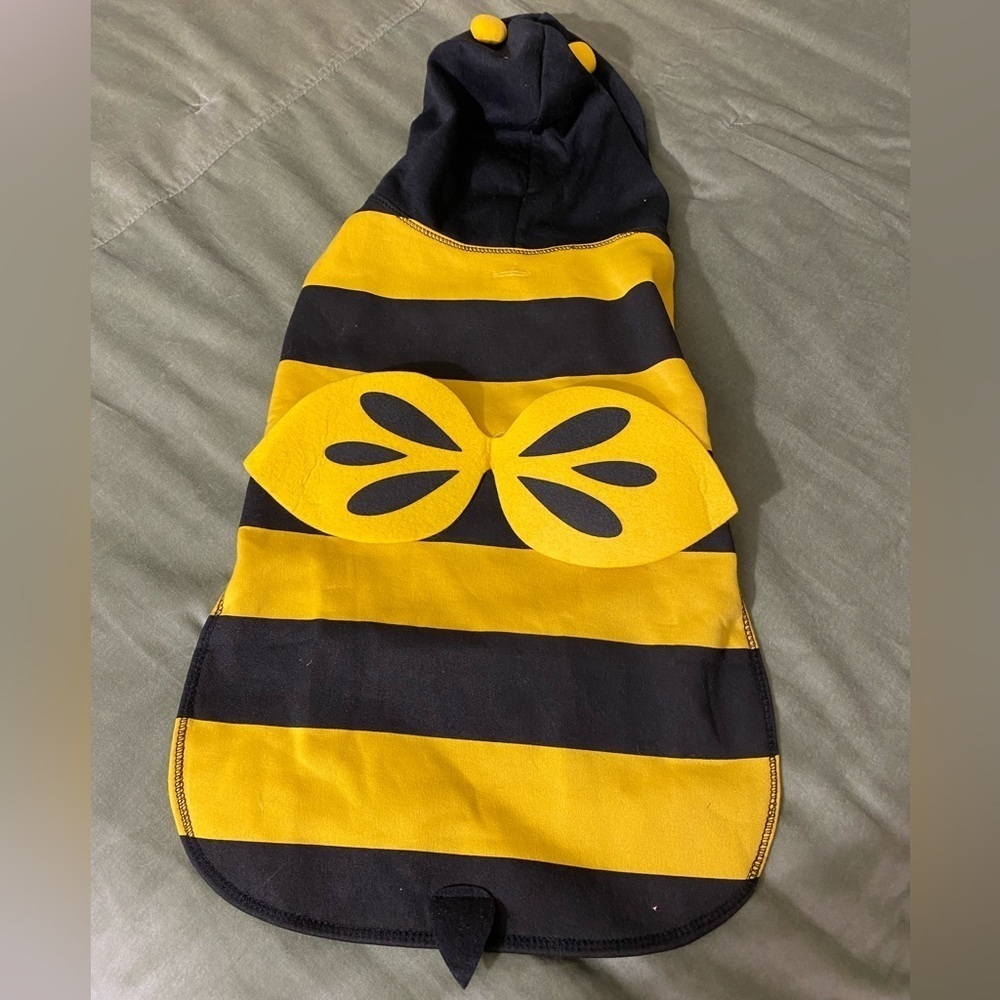 Bumble bee dog costume with attached straps that close underneath Sz XL